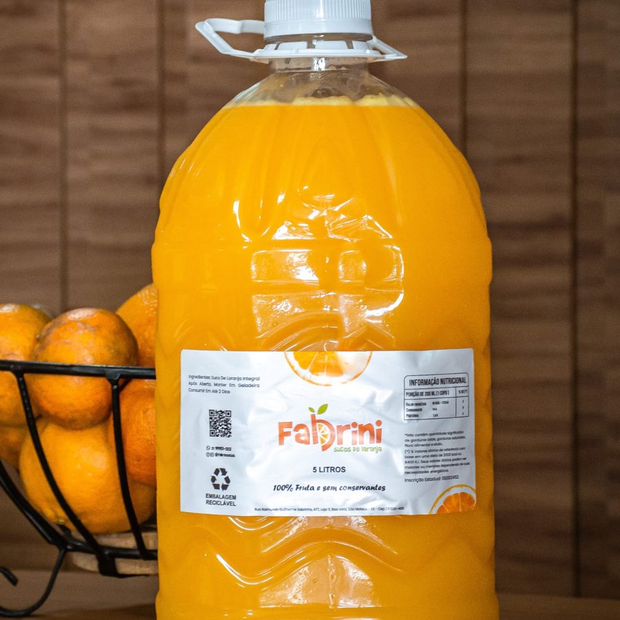 Garrafa de suco de tangerina Fabrini de 1 litro entre tangerineiras
